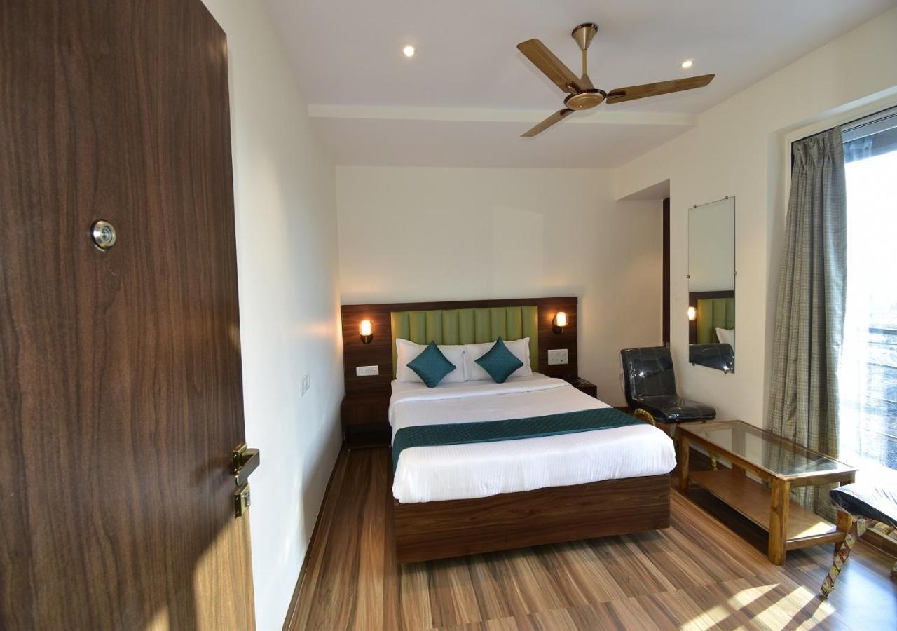 Hotel Candor Amigo Airoli Mind Space Navi Mumbai Extérieur photo